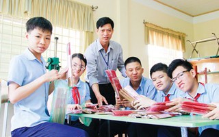 Cảm động chuyện thầy giáo đi "xin chữ" của học trò