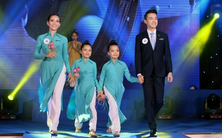 Tiếp viên Vietnam Airlines catwalk cực chuẩn trong cuộc thi tài sắc
