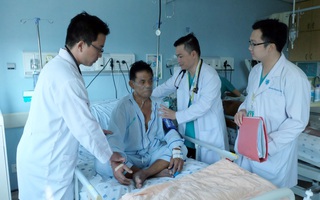 Hai bệnh viện cứu sống người đàn ông nước ngoài