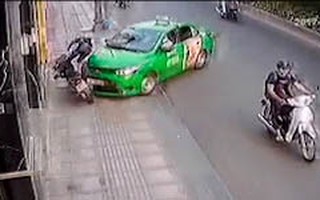 CLIP: Tài xế taxi tông thẳng tên cướp ở Sài Gòn