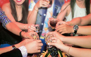 Bán rượu cho người dưới 18 tuổi: Biết cấm nhưng phải từ từ!