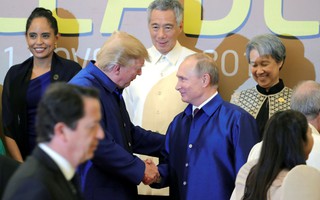 APEC 2017: Tổng thống Mỹ - Nga bắt tay vui vẻ