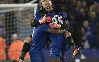 Schmeichel cứu phạt đền, Leicester City lại gây sốc Champions League