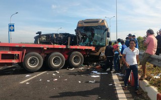Xe container nổ lốp khiến 2 xe khách gặp nạn thảm khốc