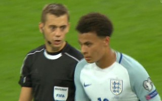 Dele Alli đối mặt với án phạt vì giơ "ngón tay thối"