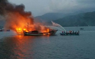 Hàng loạt tàu cá Bình Định bỗng dưng bốc cháy
