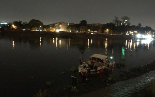 Nhiều giờ lặn tìm nạn nhân nghi rớt sông Sài Gòn