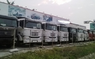 Xe tải Trung Quốc xếp hàng phơi nắng, chẳng ai mua