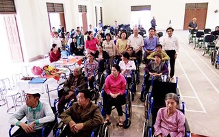 Quỹ Lawrence S.Ting trao xe lăn, xe lắc cho người khuyết tật