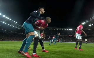 Pogba bị "ném đá", Young đối mặt án phạt