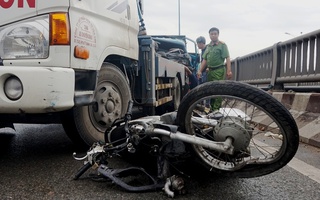 Xe ben kéo lê xe máy hơn 20m trên cầu Tham Lương