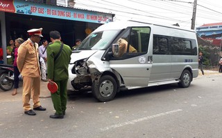 Xe máy tông thẳng vào đầu ô tô 16 chỗ, 1 người tử vong