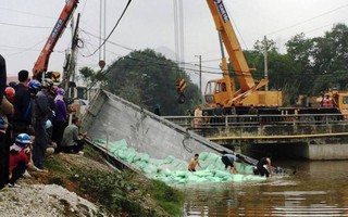 Xe tải vượt đèn đỏ tông xe chở bột đá bay xuống kênh, tài xế tử vong trong cabin