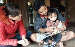 Ghi nhanh: Kỳ lạ bé 3 tuổi người Vân Kiều đọc vanh vách chữ và số