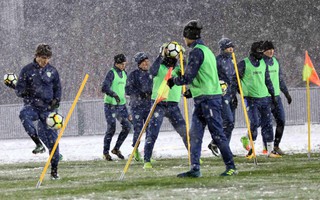 U23 Uzbekistan cực khoẻ, tập bất chấp mưa tuyết