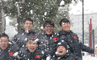 Clip: Trưởng đoàn U23 Dương Vũ Lâm phấn khích trong tuyết rơi