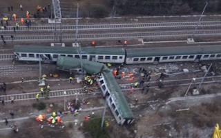 Tàu lửa trật đường ray ở Ý, máu chảy dọc thân tàu