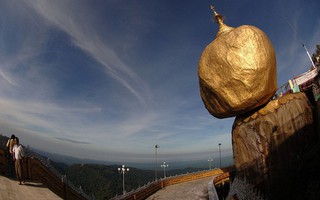 Kỳ lạ tảng đá dát vàng nằm chênh vênh trên núi nghìn năm