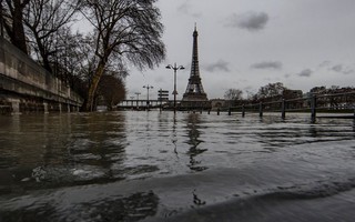 Paris chới với trong nước lũ sông Seine