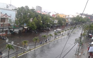 Clip: Cơn mưa “lạ” ngày U23 Việt Nam trở về khiến Tây Đô chìm trong biển nước