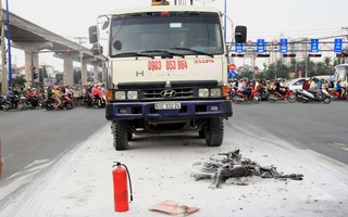 Xe máy cháy ngùn ngụt sau khi bị tông, 2 người thương vong