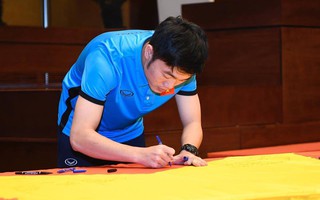 Cầu thủ U23 Việt Nam ký lên lá cờ Chủ tịch QH mang về từ cột cờ Lũng Cú