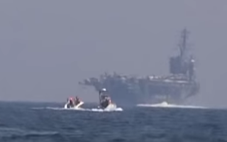 Iran khoe clip tàu tấn công cao tốc rượt đuổi tàu sân bay Mỹ