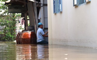 Thi công bít đường cống thoát nước, dân phải… ăn ngủ trên cao!