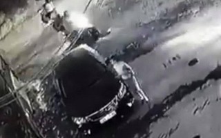 Khởi tố vụ án "quý bà" cào xước xe Camry để trả thù