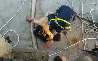 Nín thở giải cứu thanh niên bị ngáo đá cố thủ trên dây cáp cầu Thuận Phước