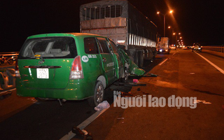 Taxi tông đuôi xe tải dừng dốc cầu Cần Thơ, 3 người chết thảm