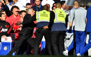Mourinho chấp nhận lời xin lỗi sau vụ nổi nóng với trợ lý HLV Chelsea