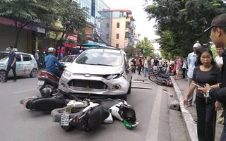 Xe "điên" tông liên tiếp 4 xe máy, 6 người nhập viện cấp cứu