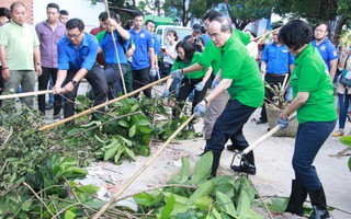 Lãnh đạo TP HCM cùng người dân dọn rác trên kênh rạch