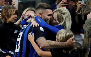 Icardi hôn thắm thiết vợ đẹp sau khi lập công ở derby Milan