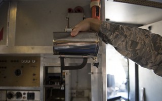 Không quân Mỹ "ú ớ" về "ly nóng" ngàn USD
