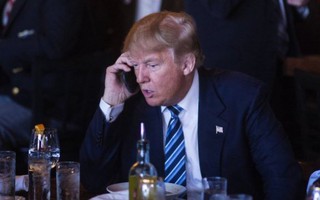 Nhà Trắng bác tin ông Trump có 3 chiếc iPhone