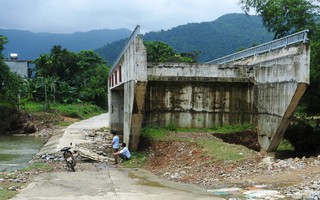 Cây cầu 15 tỉ đồng xây xong để "làm cảnh", dân vẫn lội suối