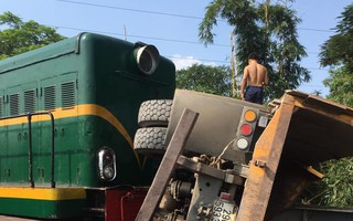Cố vượt đường sắt, xe tải bị tàu hỏa tông lật, 5 người bị thương