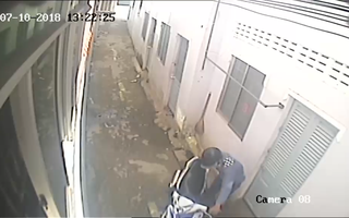 Clip: Hai tên trộm táo tợn vào khu nhà trọ trộm xe máy Exciter