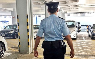 Đội mũ ngược, cảnh sát Hồng Kông “gặp họa”