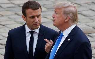 Vừa hạ cánh xuống Pháp, ông Trump đã nặng lời với ông Macron
