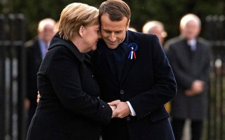 TT Trump "ngại mưa", ông Macron và bà Merkel nắm chặt tay đồng lòng