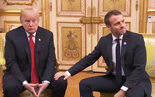 Giải mã phản ứng của ông Trump khi ông Macron vỗ đầu gối