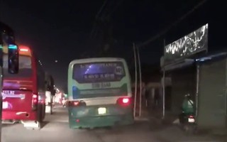 Xử phạt xe buýt leo vỉa hè, phóng bạt mạng ở TP HCM