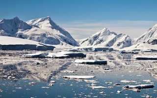 Tảng đá siêu nóng “nuốt” khối băng rộng hơn cả hòn đảo ở Nam Cực