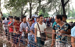 Phe vé trà trộn CĐV Myanmar để gom vé trận quyết đấu với tuyển Việt Nam