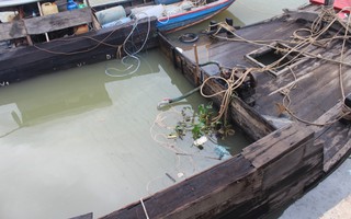 Ớn lạnh với chiếc thuyền chở hóa chất chìm trên sông Đồng Nai