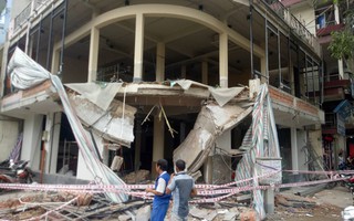Ban công căn nhà mặt tiền ở TP HCM bất ngờ đổ sập