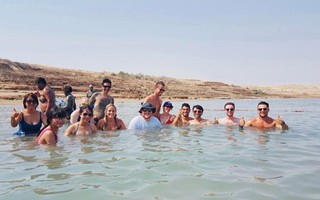 Bồng bềnh trên Biển Chết